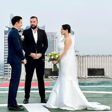 Intip 7 Momen Bahagia & Intim Pernikahan Mike Lewis & Janisaa di Helipad