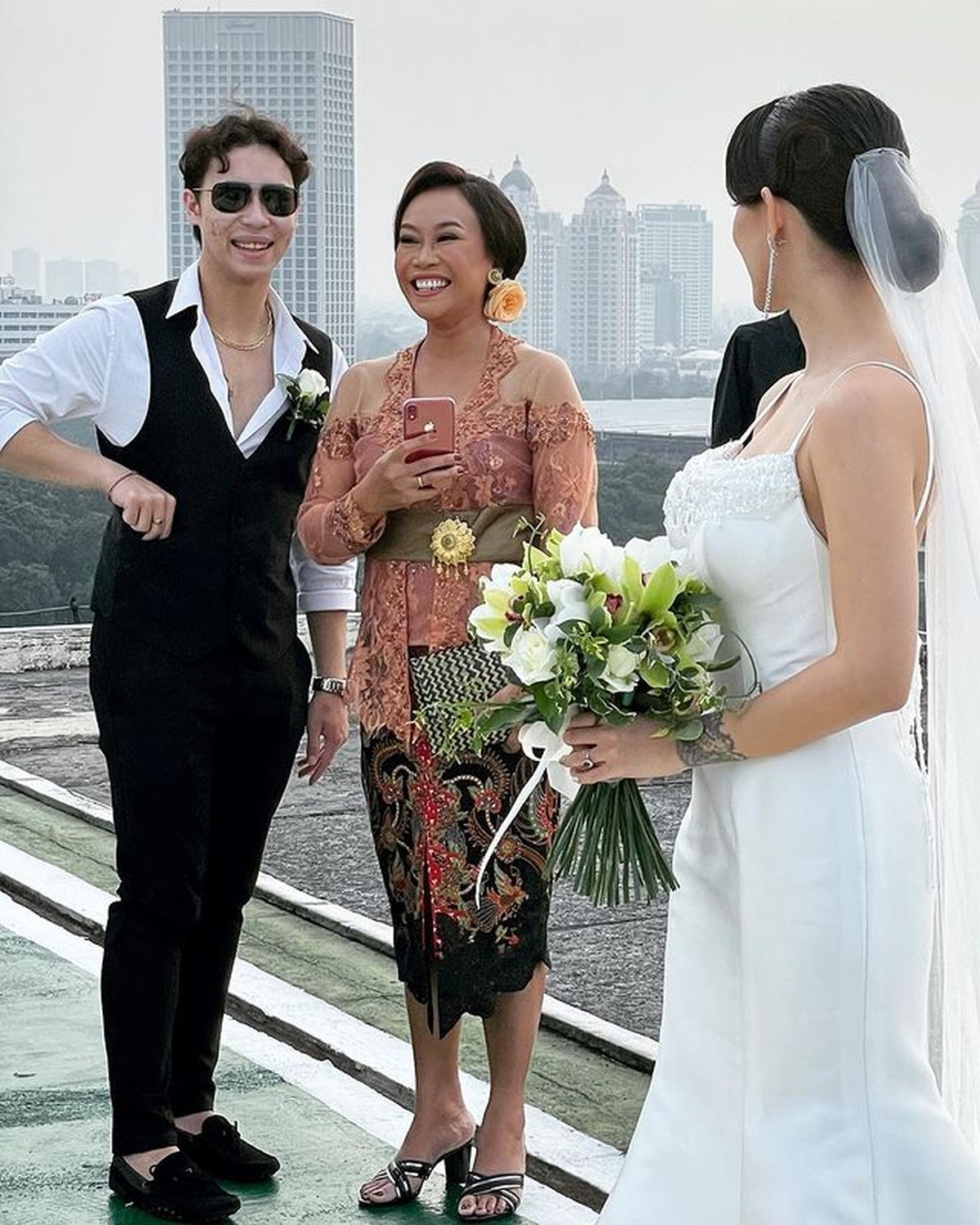 Pernikahan Mike Lewis dan Janisaa Pradja