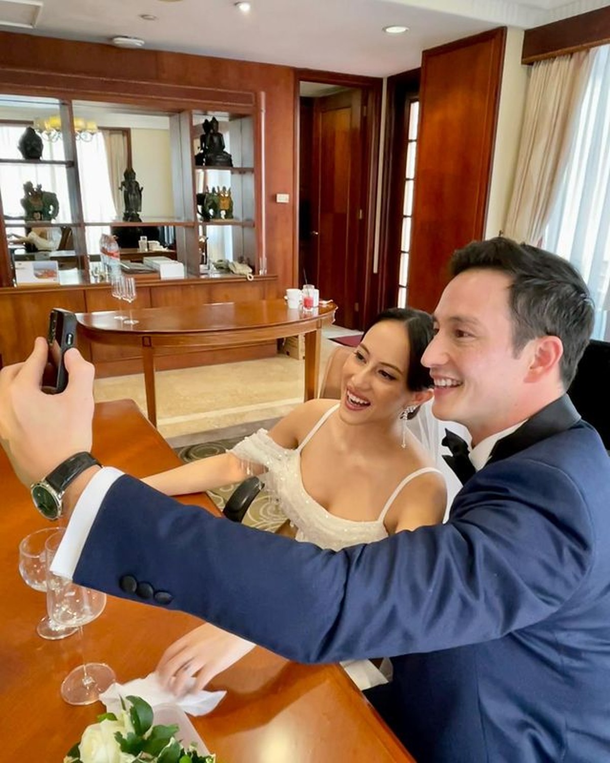 Pernikahan Mike Lewis dan Janisaa Pradja