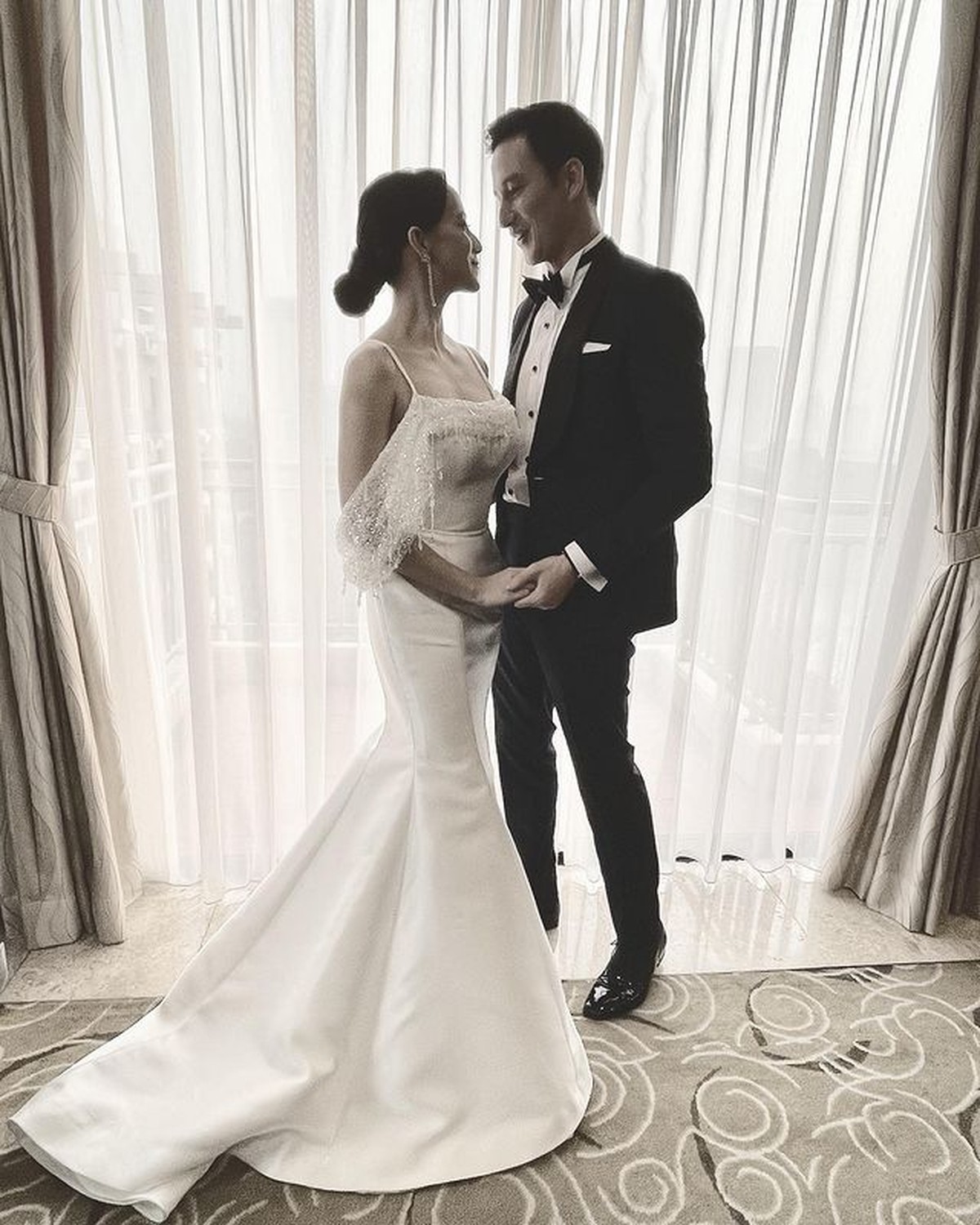 Pernikahan Mike Lewis dan Janisaa Pradja