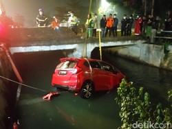 Sopir Ngantuk dan Mabuk, Honda Jazz Nyemplung ke Sungai Prapen Surabaya