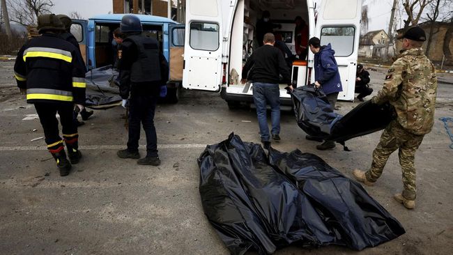 Warganet menyebut korban di Ukraina hoaks karena viral video kantung jenazah bergerak. Berdasarkan penelusuran, video itu cuplikan demonstrasi di Austria.