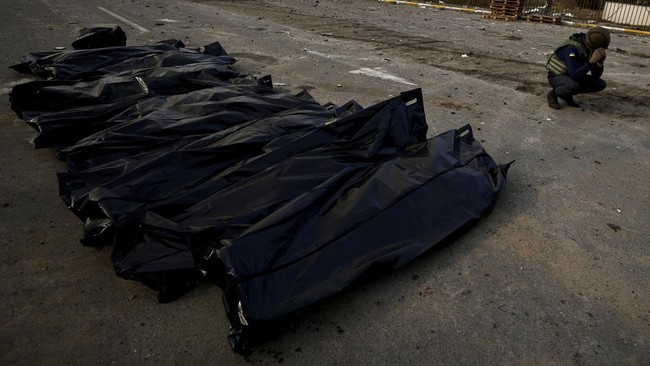Sedikitnya 20 mayat pria berpakaian sipil ditemukan tergeletak di satu jalan dekat ibu kota Ukraina, Kyiv. Mayat-mayat itu diduga korban serangan pasukan Rusia.