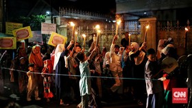 Warga Gelar Pawai Obor di Kawasan Citayam Fashion Week