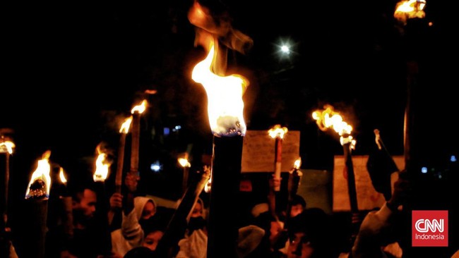 Masyarakat Puncak, Bogor, Jawa Barat menggelar pawai obor demi memeriahkan perayaan Tahun Baru Islam pada Jumat (29/7) malam ini. Imbasnya, kemacetan terjadi.