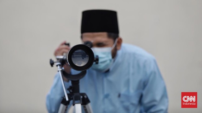 BRIN Ungkap Plus Minus Pengamatan Hilal di Barat dan Timur RI Titik pengamatan hilal di Indonesia mulanya cuma di Pelabuhan Ratu sebelum menyebar ke ratusan kota. Ahli mengungkap kelebihan dan kekurangan lokasi-lokasi itu.