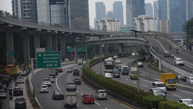 Ditlantas Polda Metro Jaya mengeluarkan diskresi dengan memperbolehkan pengendara melintas di bahu jalan tol demi mengurangi kemacetan.