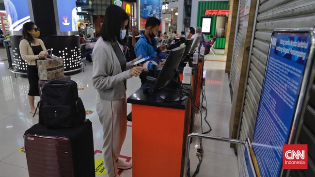 FOTO: Berburu Tiket Kereta Demi Mudik Lebaran