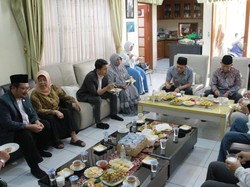 Bupati Bandung Sowan ke Rumah Mantan Bupati Obar Sobarna, Ada Apa?