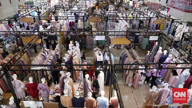 Pedagang di Thamrin City mengeluh omzet usaha yang biasanya tembus Rp50 juta per hari kini lenyap. Itu terjadi akibat gempuran TikTok Shop.