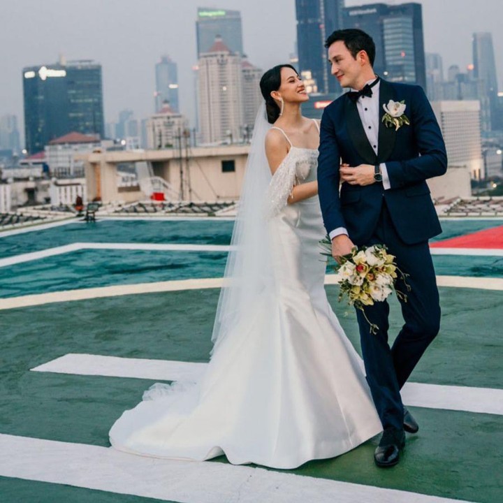 <p>Keduanya terlihat melakukan pemberkatan di helipad. <em>"Just a glance at the best day of our life. Way more to come. #iDo,"</em> tulis Mike dalam unggahan fotonya. (Foto: Instagram: @mike_lewis)</p>