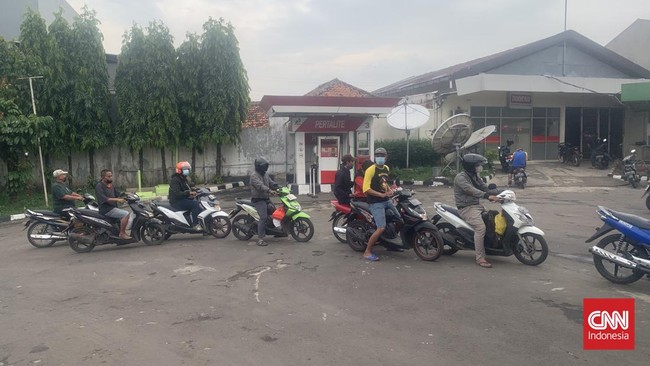 Antrean untuk membeli Pertalite terlihat masih panjang di salah satu SPBU Kota Surabaya pada Selasa (5/4).