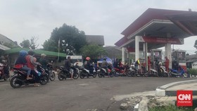 Pengendara 'Rebutan' Pertalite di SPBU Usai Pertamax Naik ke Rp12.500