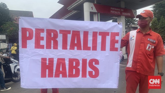 Pertamina mengklaim sedang mengirimkan mobil tangki ke lokasi SPBU yang sedang kehabisan stok Pertalite di tengah kenaikan harga Pertamax.