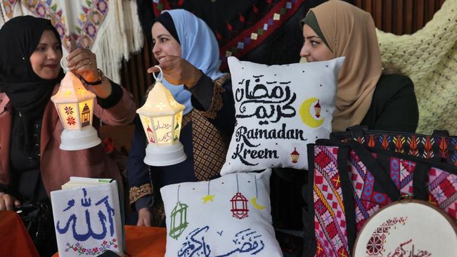 Tak terasa bulan suci Ramadhan 2025 telah di depan mata. Anda bisa membagikan kata-kata menyambut bulan Ramadhan kepada keluarga, teman, atau rekan kantor.