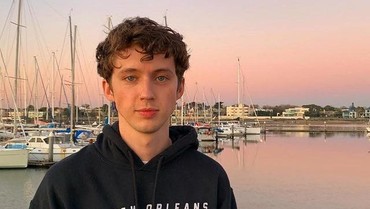 Lirik Lagu Angel Baby - Troye Sivan