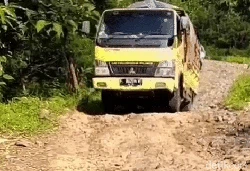 Viral Truk Loncat-loncat Saat Lewati Jalanan Rusak di Cianjur