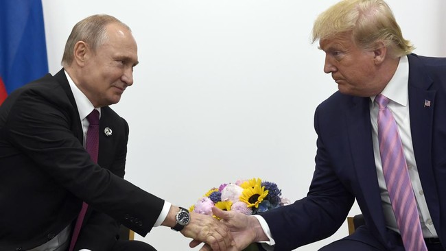 Donald Trump mengklaim sangat dekat dengan Vladimir Putin, mantan Presiden AS itu bahkan pernah dicurigai bagian dari proksi Presiden Rusia tersebut.