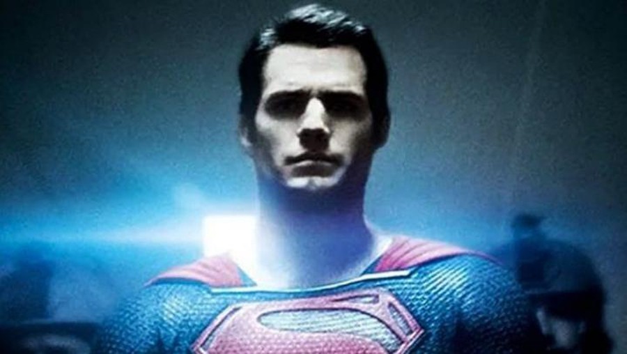 Aksi Henry Cavill Selamatkan Umat Manusia di Film 'Wonder Woman'