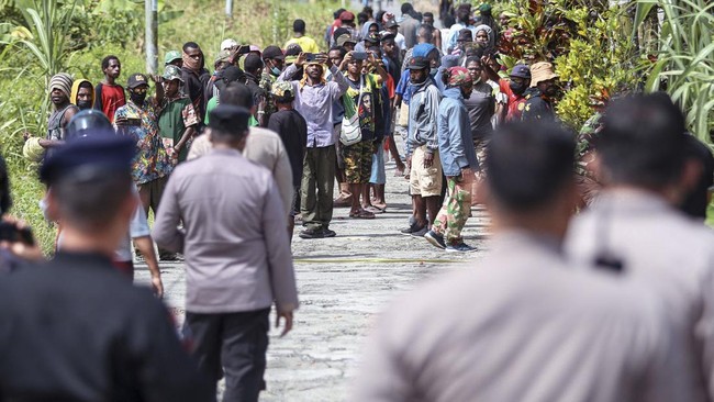 Sekolah di daerah pemekaran Papua, seperti Intan Jaya, dijadikan markas Polri dan TNI. Imbasnya banyak anak tak bisa sekolah.