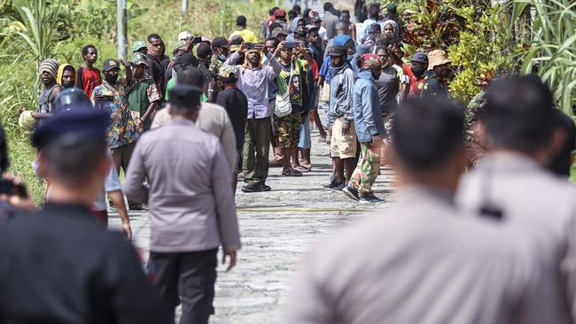Kabid Humas Polda Papua mengatakan Jefry Wenda dkk dari PRP ditangkap dengan dugaan melanggar UU ITE karena selebaran atau seruan aksi demo.