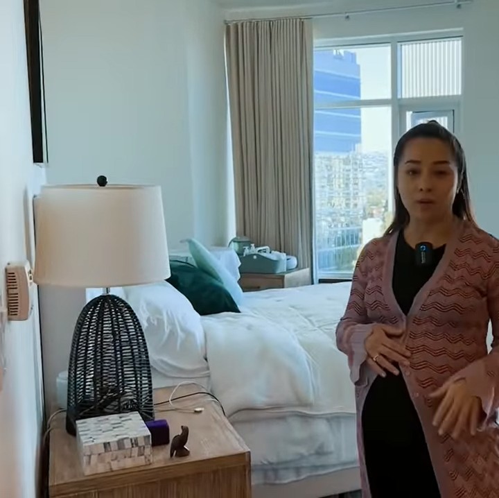 <p>Hunian mereka dilengkapi dua kamar. Kamar utama milik Nikita dan suami memiliki pemandangan yang tak kalah menarik. Di setiap sudut kamar, pasangan ini juga sudah menyiapkan berbagai keperluan bayi yang akan segera lahir. (Foto: YouTube: Nikita Willy Official)<br /><br /><br /></p>