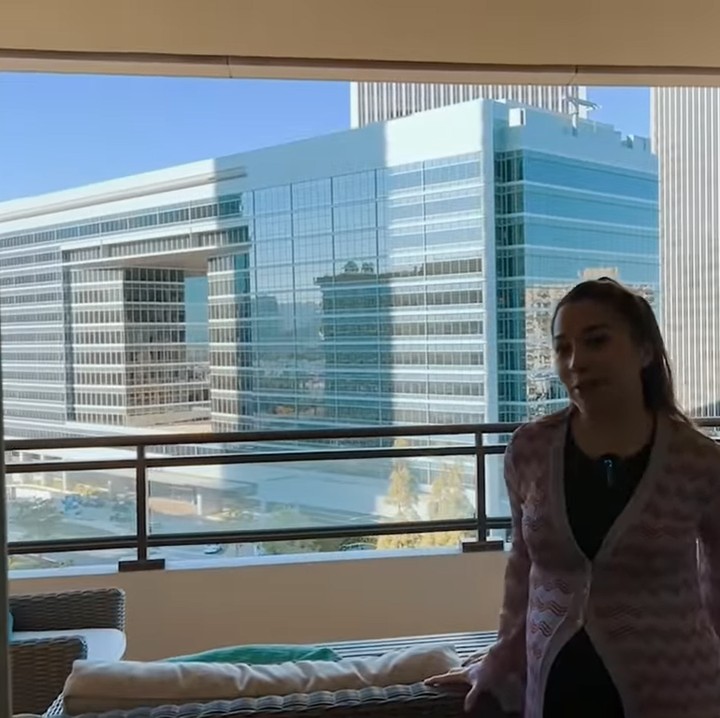 <p>Terakhir ada balkon nih, Bunda. Biasanya, Nikita Willy dan suaminya menghabiskan waktu di sana untuk menikmati <em>sunrise</em> dan <em>sunset</em> sambil minum teh atau kopi. (Foto: YouTube: Nikita Willy Official)<br /><br /><br /></p>
