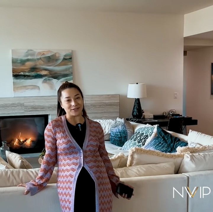 <p>Dari pintu masuk, langsung terlihat ruang tamu dengan <em>view</em> gedung kota. Nikta Willy mengungkapkan ruangan ini sengaja tak dilengkapi televisi agar fokus ngobrol saat berkumpul. (Foto: YouTube: Nikita Willy Official)<br /><br /><br /></p>