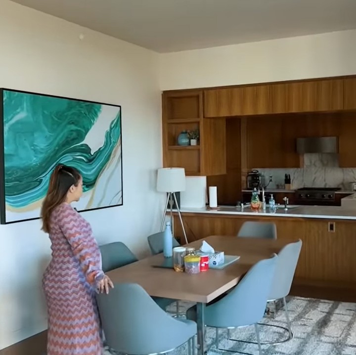 <p>Dari ruang tamu, langsung menyambung dengan ruang makan, dapur, serta ruang santai yang dilengkapi sofa dan televisi. Untuk dapur sendiri, ternyata dilengkap dengan <em>dish washer, </em>oven, <em>microwave,</em> dan lain sebagainya, lho. (Foto: YouTube: Nikita Willy Official)<br /><br /><br /></p>