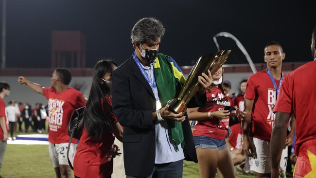 Pelatih Bali United, Stefano Cugurra Teco berhasil mengantarkan Serdadu Tridatu back to back meraih gelar Liga 1 2021/2022.