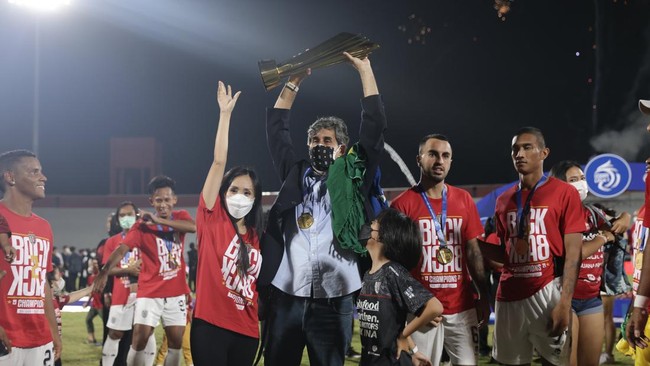 Pelatih Bali United, Stefano Cugurra Teco berhasil mengantarkan Serdadu Tridatu back to back meraih gelar Liga 1 2021/2022.