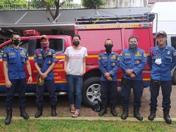 Cerita Damkar Tolak Uang Usai Evakuasi Sarang Tawon di Rumah Melanie Subono