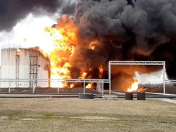 Penampakan Depot Bahan Bakar Belgorod Rusia Meledak Diserang 2 Helikopter