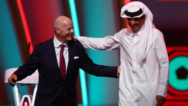FIFA dikabarkan berencana memajukan satu hari pembukaan Piala Dunia 2022 karena permintaan tuan rumah Qatar.