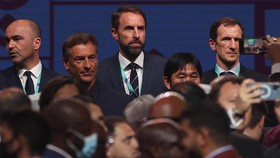 Viral Polisi Jerman Mirip Southgate 'Dikepung' Fans Inggris di Euro