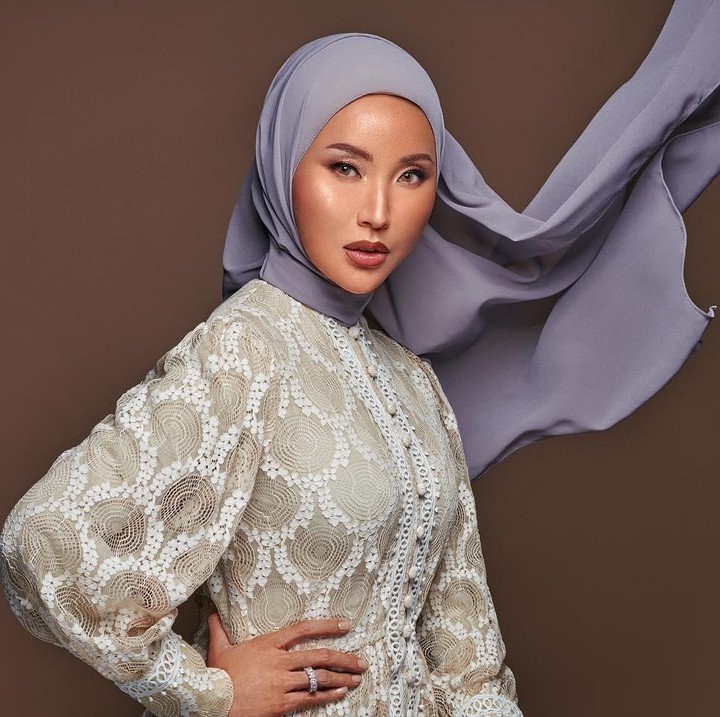 <p>Nama Fitria Yusuf sendiri menjadi bahan perbincangan sejak resmi menjadi mualaf beberapa waktu yang lalu. Dalam unggahan terbarunya, Fitria bahkan memperlihatkan dirinya mengenakan hijab dan banjir pujian di kolom komentar. (Foto: Instagram @fitriayusuf_official)</p>