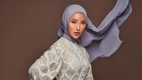 <p>Nama Fitria Yusuf sendiri menjadi bahan perbincangan sejak resmi menjadi mualaf beberapa waktu yang lalu. Dalam unggahan terbarunya, Fitria bahkan memperlihatkan dirinya mengenakan hijab dan banjir pujian di kolom komentar. (Foto: Instagram @fitriayusuf_official)</p>