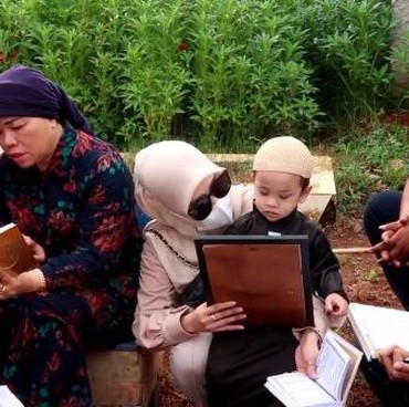 6 Foto Keluarga Fuji Ziarah ke Makam Bibi-Vanessa Jelang Ramadan