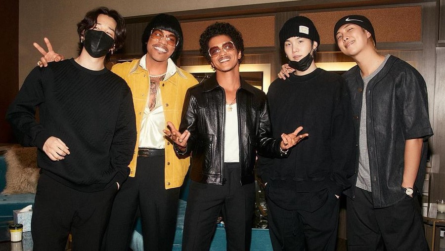 Hadiri Konser Silk Sonic, BTS Foto Bareng Bruno Mars