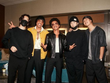 Hadiri Acara Silk Sonic, BTS Foto Bareng Bruno Mars