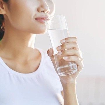 Demi Puasa Lancar, Ini Aturan Tepat Minum Air Putih Agar Tetap Sehat dan Nggak Dehidrasi!