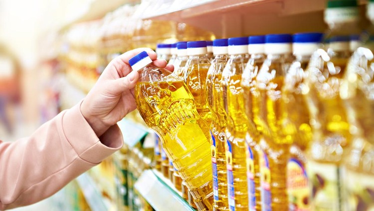 ilustrasi minyak goreng Sunflower oil in the store