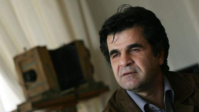 (FILES) A picture taken on April 18, 2006 shows Iranian filmmaker Jafar Panahi during an interview with AFP in Tehran. Panahi, who has been in custody since March, was released on bail on May 25, 2010, his wife told AFP, confirming a statement from t