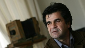 (FILES) A picture taken on April 18, 2006 shows Iranian filmmaker Jafar Panahi during an interview with AFP in Tehran. Panahi, who has been in custody since March, was released on bail on May 25, 2010, his wife told AFP, confirming a statement from t