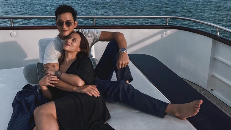 Janisaa Prada Istri Mike Lewis