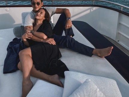 Kisah Cinta Mike Lewis & Sang Istri Beda Usia 14 Tahun, Love at First Sight