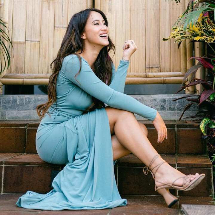 <p>Dari foto-foto yang diperlihatkannya, Janisaa kerap berpenampilan feminin. Seperti di foto ini, ia tampak cantik mengenakan <em>dress </em>bernuansa biru. (Foto: Instagram @janisaas)<br /><br /><br /></p>