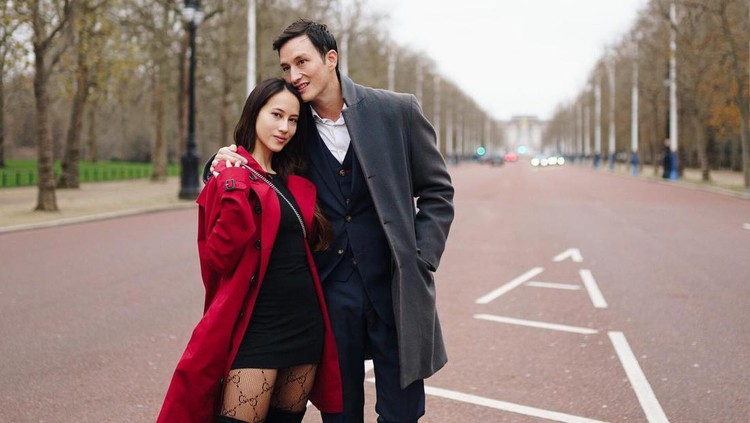 Janisaa Prada Istri Mike Lewis