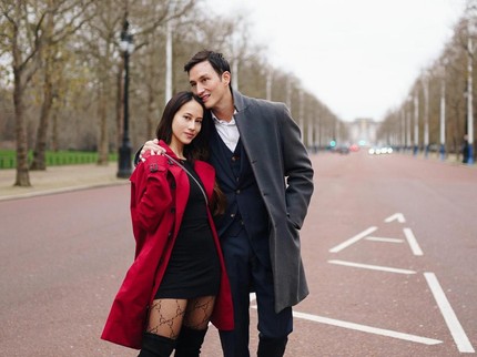 7 Potret Pesona Janisaa Pradja, Istri Baru Mike Lewis yang Curi Perhatian