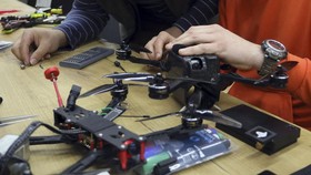FOTO: Warga Ukraina Rakit Drone Mematikan Hadapi Rusia